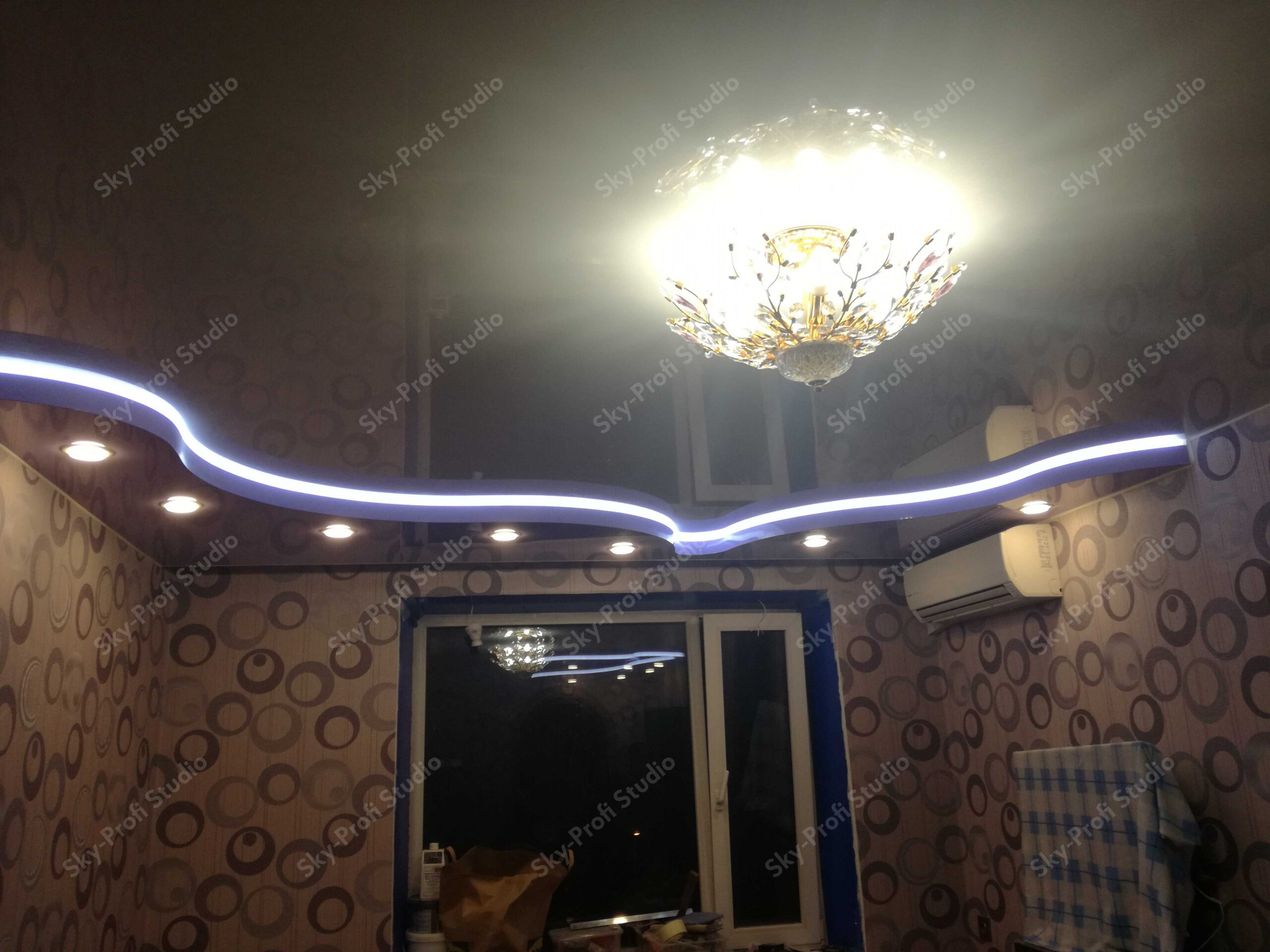 Потолок в 2 уровня на кухне с подсветкой