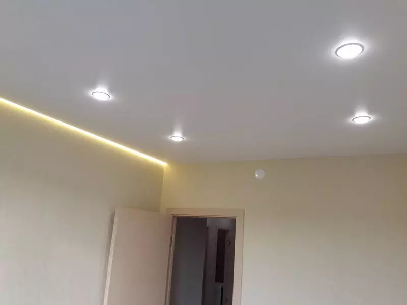 Ровный парящий натяжной потолок со светильниками