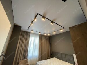 Современный потолок в спальне