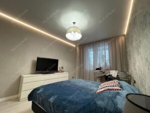 Ниша для штор в натяжном потолке спальни